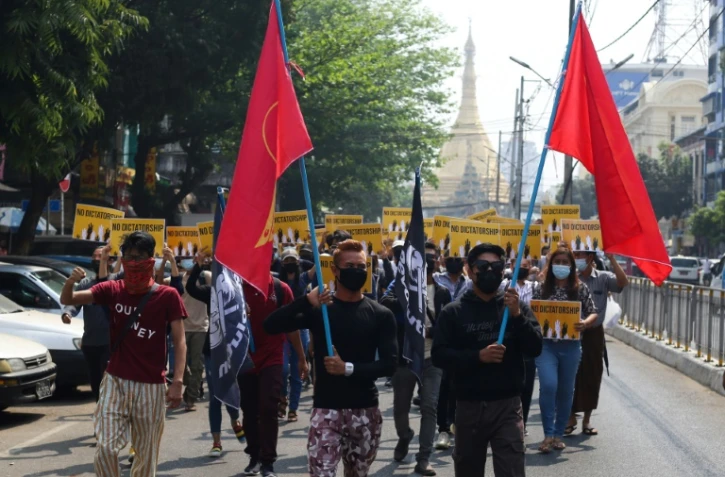 Photo diffusée par une source anonyme via Facebook le 26 mars 2021 de manifestants brandissant des drapeaux de la Ligue nationale pour la démocratie (LND), à Rangoun