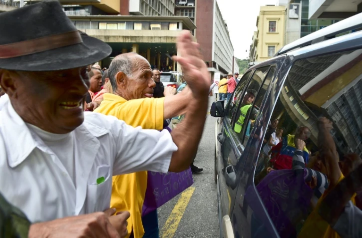 Les partisans du président Maduro frappent le véhicule Henry Ramos Allup, le nouveau président du Parlement, le 4 janvier 2016 à Caracas