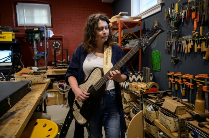 La luthière française Rachel Rosenkrantz joue sur sa guitare "Mycocaster", fabriquée en mycélium de champignon, le 21 juin 2023 à Providence, dans le nord-est des Etats-Unis