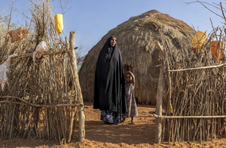 La Kényane Harada Hussein Abdirahman, qui a survécu à une longue infection au kala-azar, se tient le 22 janvier 2026 au côté de sa petite-fille, dans son village près de Mandera, dans le nord-est du Kenya