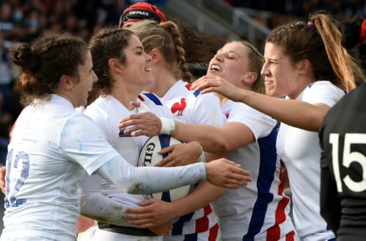 L'ailière française Cyrielle Banet est félicitée par ses coéquipières, après son essai marqué contre la Nouvelle-Zélande, lors de leur test-match de la tournée d'automne, le 13 novembre 2021 au Stade du Hameau à Pau
