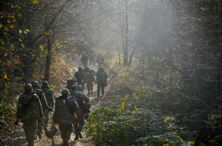 Des soldats dans une forêt de la région de Choucha, le 31 octobre 2020 en Azerbaïdjan