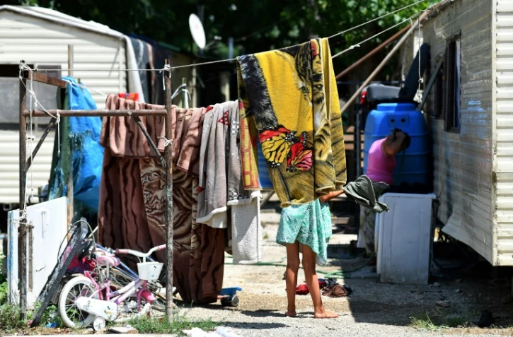 Une famille Roms au "River village", un camp de Roms aux environs de Rome, le 19 juin 2018 en Italie