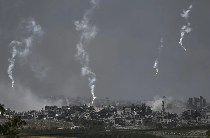Vue depuis la ville israélienne de Sdérot de frappes israéliennes sur le nord de la bande de Gaza le 30 octobre 2023