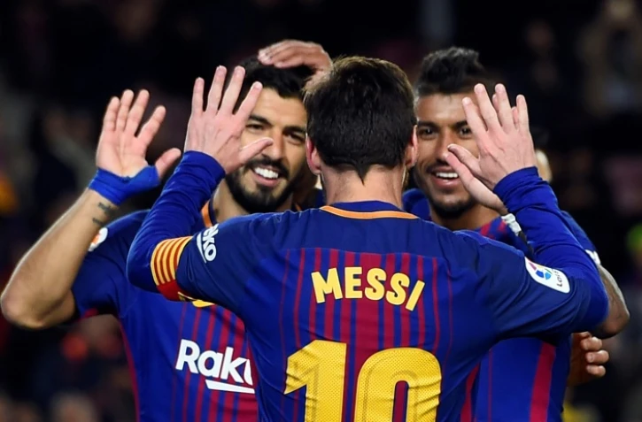 Messi, Paulinho (D) et Suarez lors de la victoire à domicile de Barcelone face à Levante en 18e journée du championnat d'Espagne le 7 janvier 2018