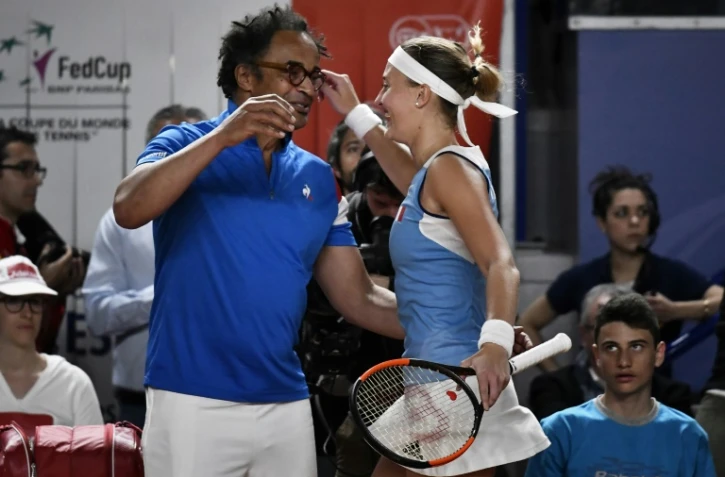 Kristina Mladenovic et Yannick Noah se congratulent après la victoire de la Française face à l'Espagnole Sara Sorribes en barrage de Fed Cup, le 23 avril 2017 à Roanne