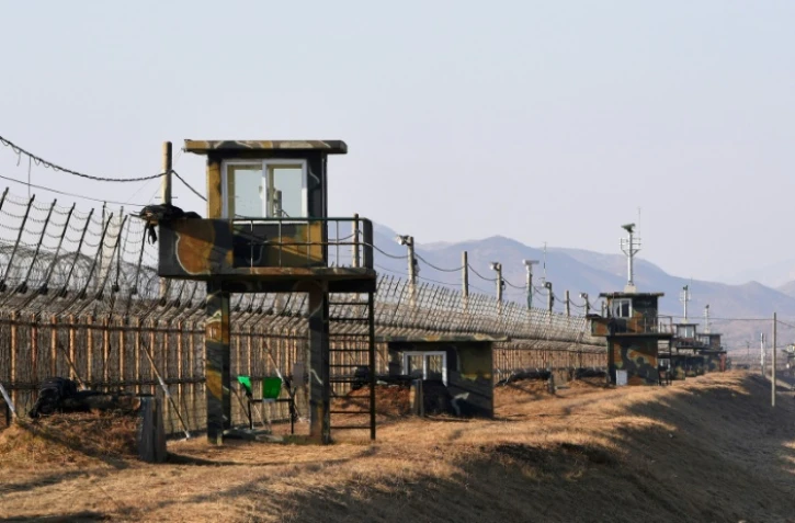 La Corée du Sud a érigé un mur de barbelés à la frontière avec la Corée du Nord, ici à Paju le 12 février 2017