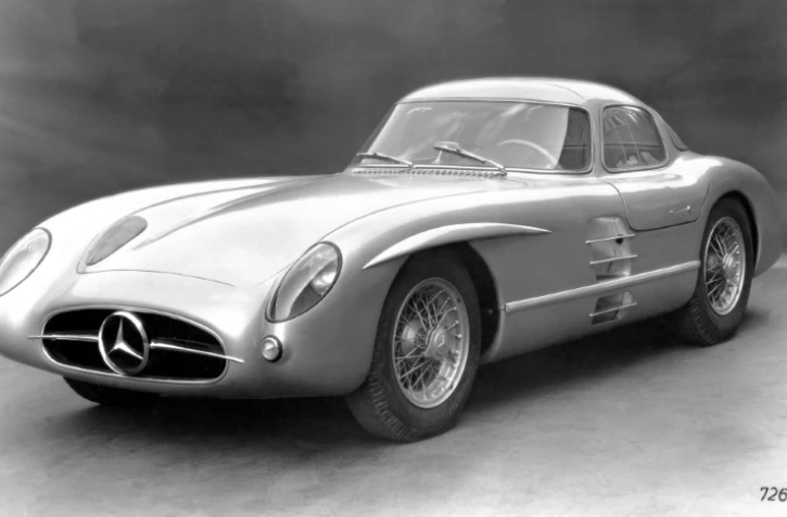 Le modèle Mercedes-Benz Coupé 300 SLR Uhlenhaut, photographié le 2 juillet 1955, dont un exemplaire a battu un record mondial de vente aux enchères pour une voiture