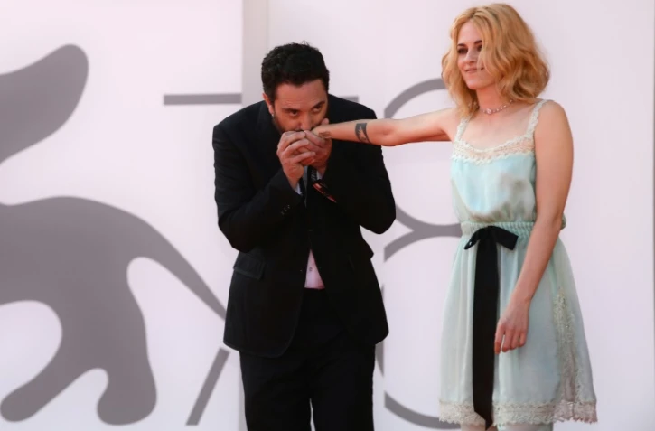 le réalisateur chilien Pablo Larrain et l'actrice américaine Kristen Stewart arrivent pour la projection du film "Spencer" lors de la 78ème édition de la Mostra, à Venise le 3 septembre 2021