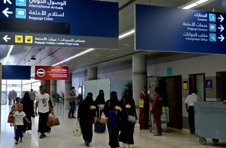 Des Saoudiennes arrivent à l'aéroport d'Abha en Arabie saoudite, le 13 juin 2019