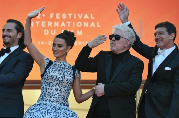 Asier Etxeandia, Pénélope Cruz, Pedro Almodovar et Antonio Banderas arrivent à la projection de "Douleur et gloire", à Cannes, le 17 mai 2019