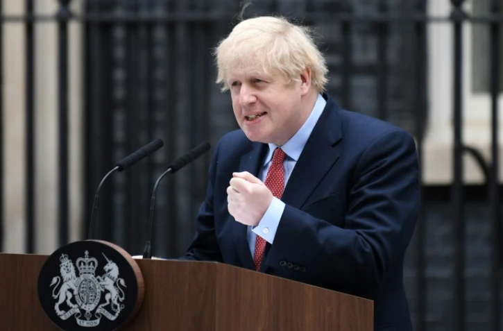 Le Premier ministre britannique Boris Johnson fait une déclaration devant le 10 Downing Street à l'occasion de son retour, le 27 avril 2020 à Londres