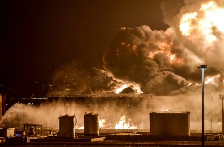Un site pétrolier en feu le 25 mars 2022 près du circuit de Jeddah, où se déroule ce week-end le Grand Prix de Formule 1 d'Arabie saoudite