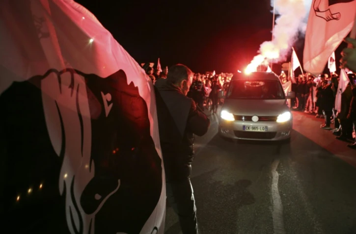 Drapeaux corses, bougies et fumigène à l'arrivée de la dépouille du militant indépendantiste corse Yvan Colonna à Ajaccio, le 23 mars 2022
