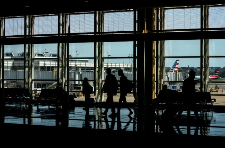 Des passagers à l'aéroport national Ronald Reagan de Washington, le 11 avril 2022