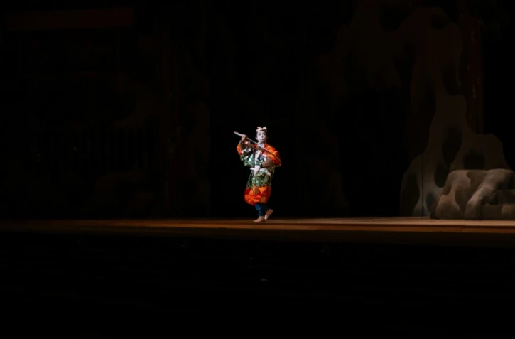 Maholo Terajima est le premier acteur binational de kabuki officiellement reconnu par cet art traditionnel japonais, ici en répétition au théâtre Kabukiza de Tokyo le 1er mai 2023