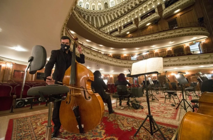 Les musiciens de l'orchestre de l'Opéra de Sofia préparent leurs instrument avant la représentation de "La Traviata" de Giuseppe Verdi, le 18 février 2021 à Sofia, en Bulgarie