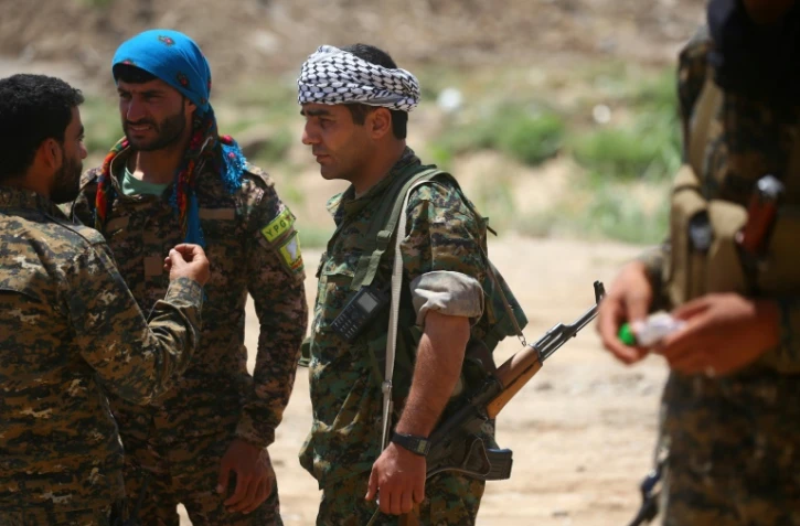 Des combattants des Forces démocratiques syriennes, le 11 juin 2017 dans un quartier de Raqa, fief de l'EI en Syrie