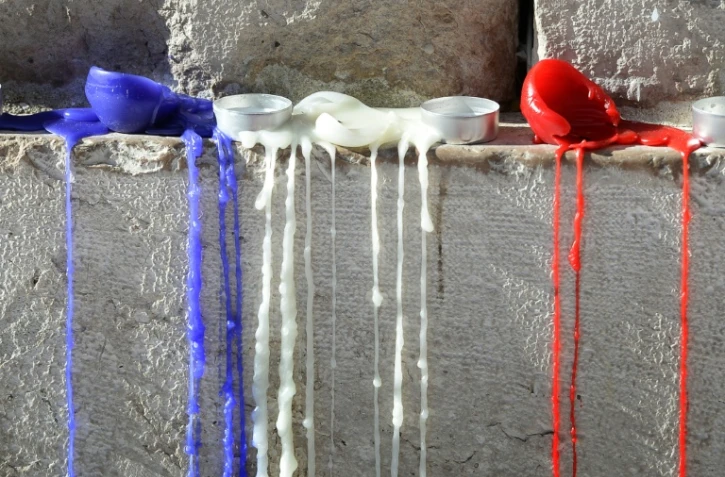 Des bougies tricolores à Aix-en-Provence pour les victimes des attaques de Paris