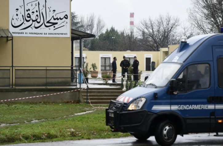 Des gendarmes montent la garde devant la mosquée de Valence le 2 janvier 2016