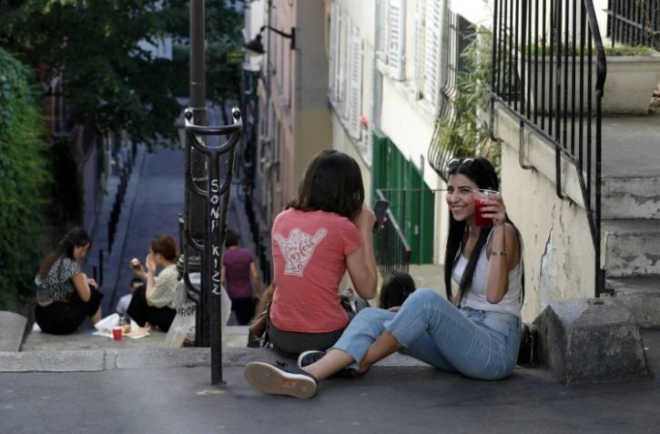 Apéritif improvisé sur les marches d'un escalier à Paris, le 29 mai 2020