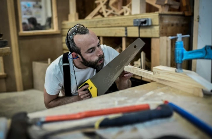 Un apprenti travaille dans le centre de formation des "Compagnons du Tour de France", le 18 avril 2019 à Saint-Thibault-des-Vignes, près de Paris