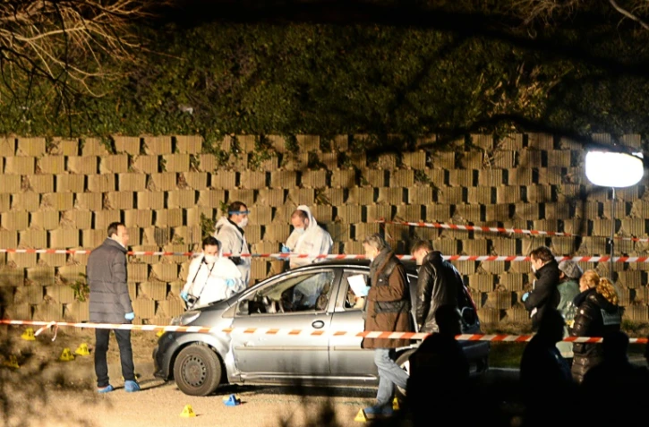 Des enquêteurs sur les lieux où deux hommes ont été tués à Marseille, le 5 février 2016