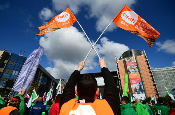 Des militants de la CFDT manifestent en avril 2017 Ă Bruxelles conte le dumping social dans les transports