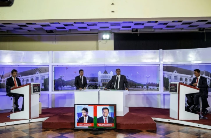 Les candidats à la présidentielle à Madagascar, Andry Rajoelina (à gauche) et Marc Ravalomanana (à droite), lors d'un débat télévisé à Antananarivo, le 16 décembre 2016.