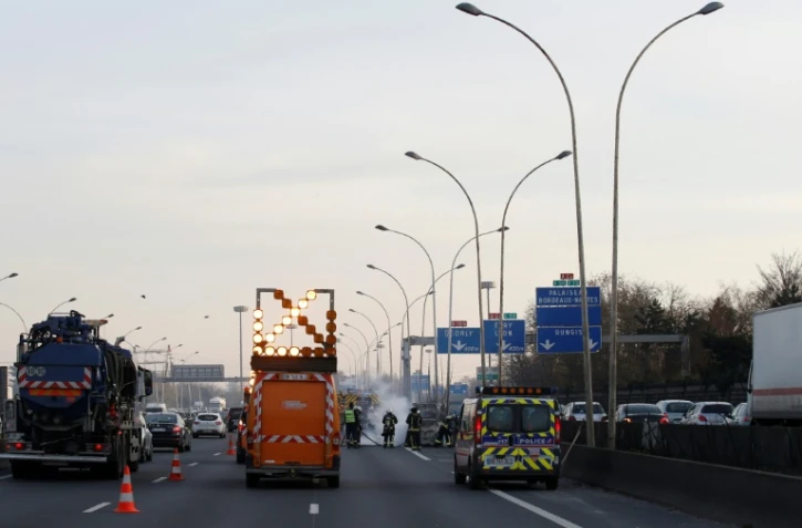 La police et les secours sur le site d'un accident de voiture près de Paris, le 14 mars 2017