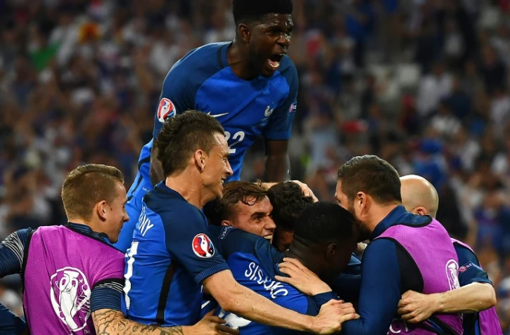 La joie des Français après le 2e but inscrit par Antoine Griezmann contre l'Allemagne en demi-finale de l'Euro, le 7 juillet 2016 à Marseille