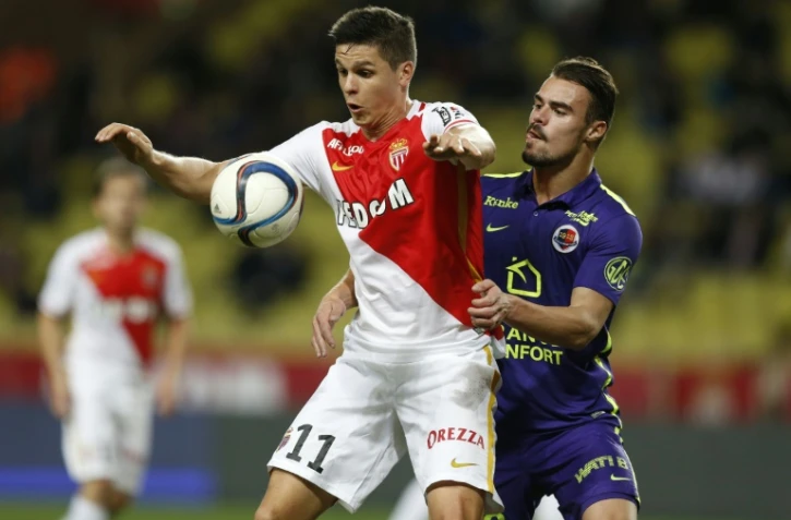 L'attaquant argentin Guido Carrillo à la lutte avec le défenseur de Caen Damien Da Silva, le 2 décembre 2015 à Louis II