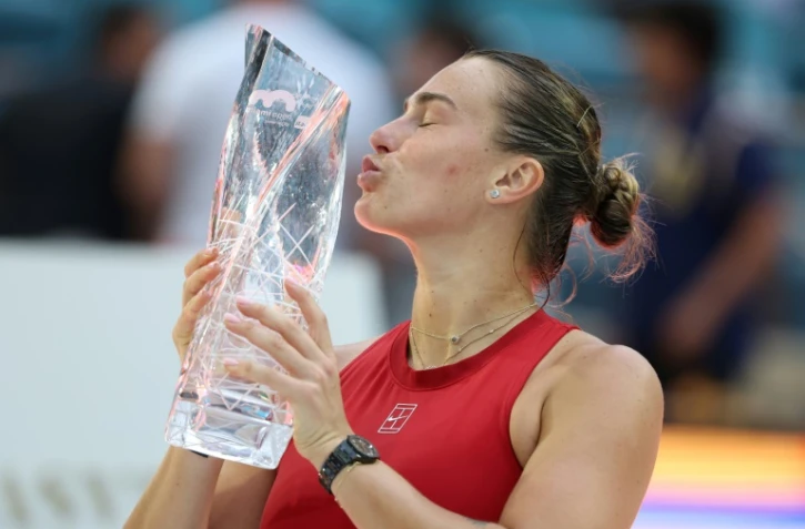 La Bélarusse Aryna Sabalenka avec son trophée du WTA 1000 de Miami, le 29 mars 2025