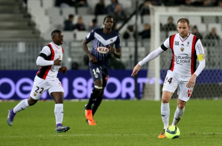 Le milieu de terrain et capitaine de Nice Mathieu Bodmer (d) lors du match à Bordeaux, le 19 février 2016