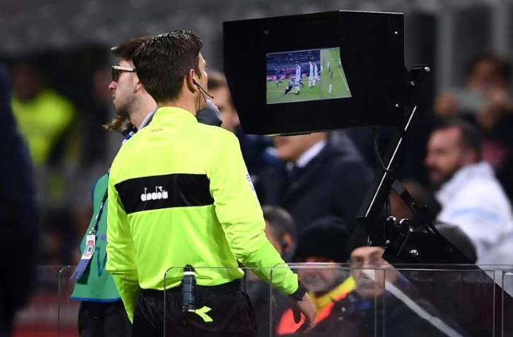 L'arbitre italien Gianluca Rocchi recourt à la vidéo pour juger une situation litigieuse lors du match Inter Milan-Lazio du 20 décembre 2017 à San Siro