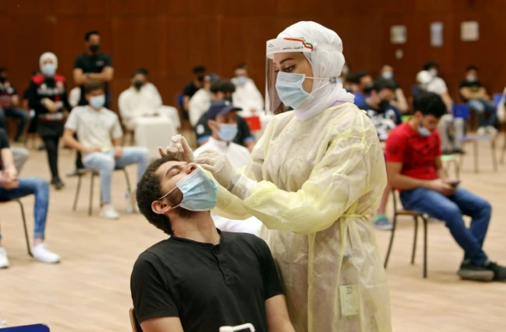 Des étudiants se font tester au Covid-19 avant leurs examens, le 6 juin 2021 au Koweït
