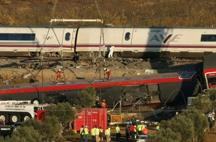 Des grues mobilisées pour retirer les wagons accidentés, au lendemain d’une collision entre deux trains à grande vitesse à Urda, dans la province de Tolède, le 29 octobre 2026 en Espagne