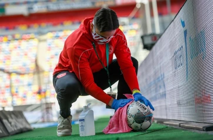 Désinfection du ballon pendant le match entre Fortuna Düsseldorf et SC Paderborn, le 16 mai 2020 à Düsseldorf, lors de la reprise de la Bundesliga en Allemagne