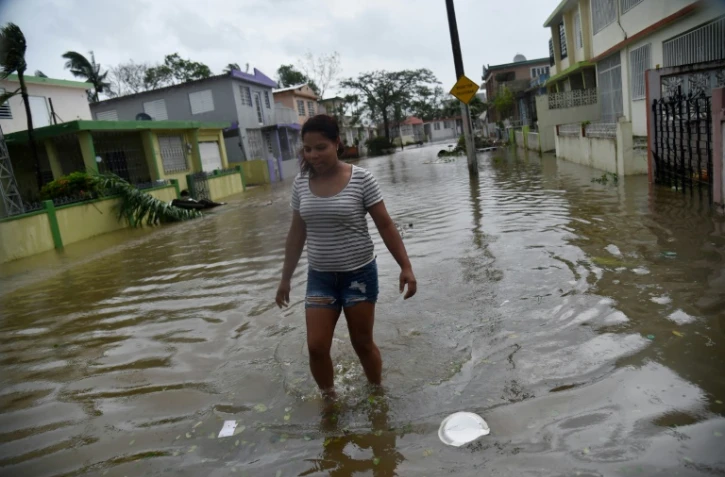 Une habitante du quartier de Puerto Nuevo, à San Juan,marche dans les rues inondées après le passage de l'ouragan Maria sur Porto Rico, le 20 septembre 2017