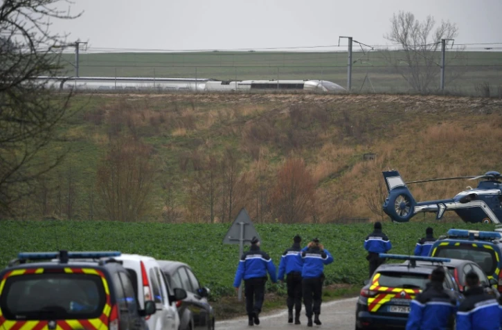 Gendarmes près du lieu du déraillement d'une motrice TGV, le 5 mars 2020 à Ingenheim