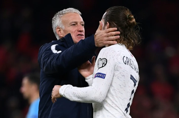 Le sélectionneur des Bleus Didier Deschamps (g) congratule Antoine Griezmann à la fin du match victorieux contre l'Albanie en qualif pour l'Euro-2020, le 17 novembre 2019 à Tirana