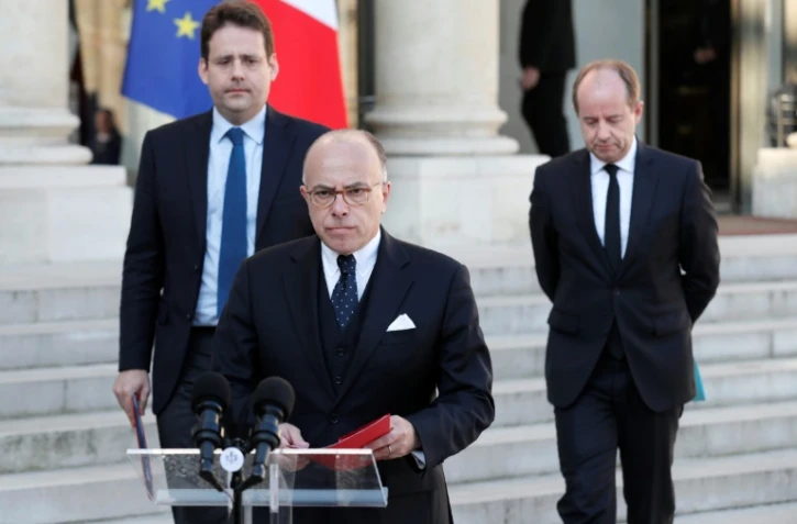 Bernard Cazeneuve s'exprime après le conseil de défense à l'Elysée le 21 avril 2017 accompagné des ministres de l'Intérieur Matthias Fekl et de la Justice Jean-Jacques Urvoas