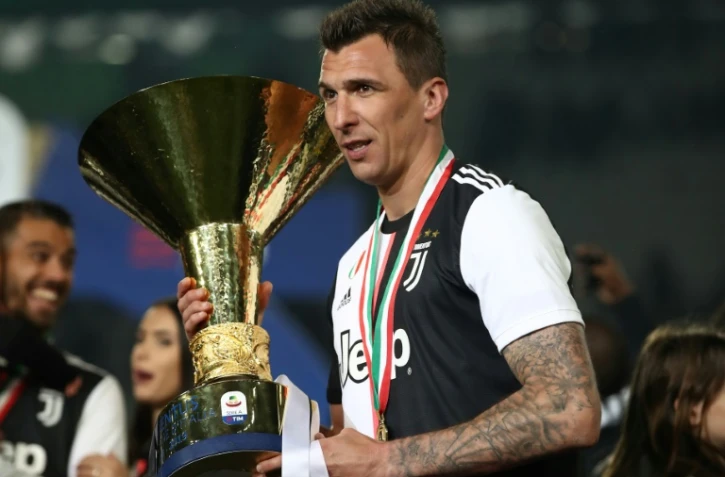 L'attaquant croate de la Juventus  Mario Mandzukic avec le trophée de champion d'Italie, à la fin du match contre l'Atalanta, le 19 mai 2019 à Turin 