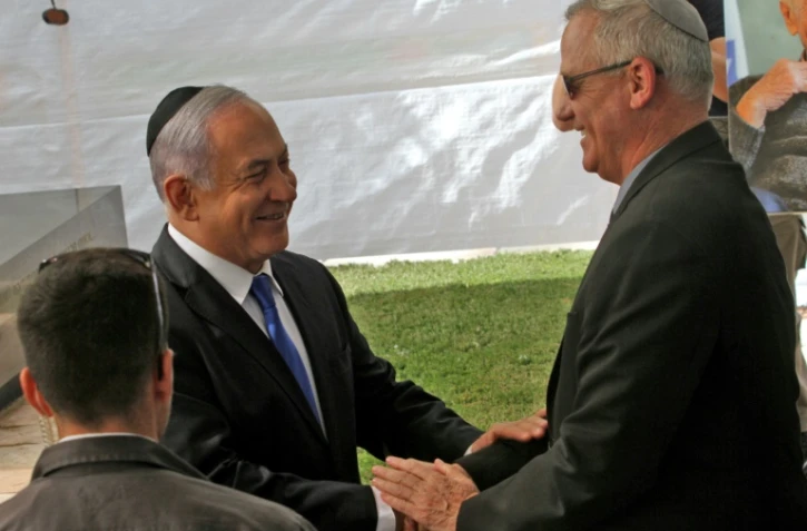 Le Premier ministre israélien Benjamin Netanyahu (G) serre la main de son principal rival, l'ancien général Benn Gantz, le 19 septembre 2019 à Jérusalem