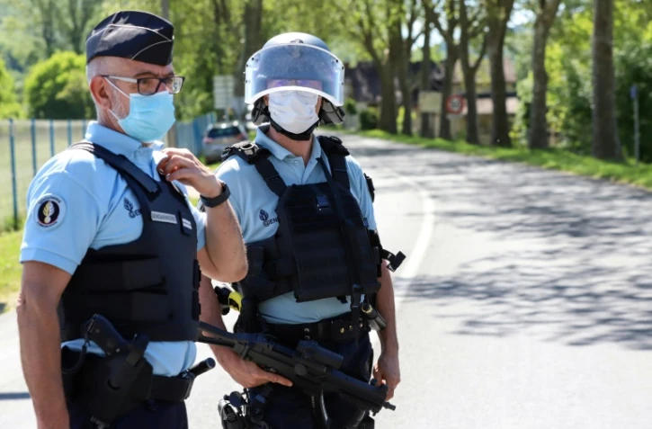 Des gendarmes effectuent des contrôles de véhicules au Lardin-Saint-Lazare, en Dordogne, le 30 mai 2021