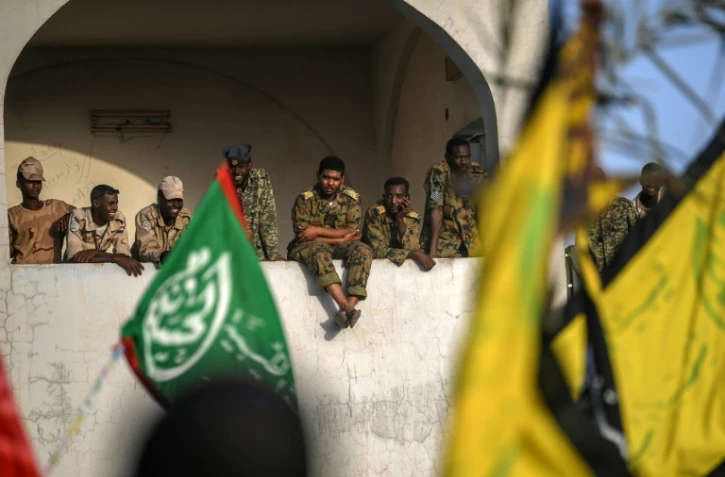 Des militaires soudanais regardent les manifestants devant le siège de l'armée à Khartoum, le 29 avril 2019