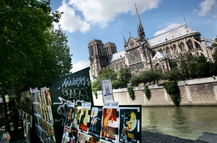 Des boîtes des bouquinistes sur les berges de la Seine face à Notre-Dame à Paris, le 16 juin 2009