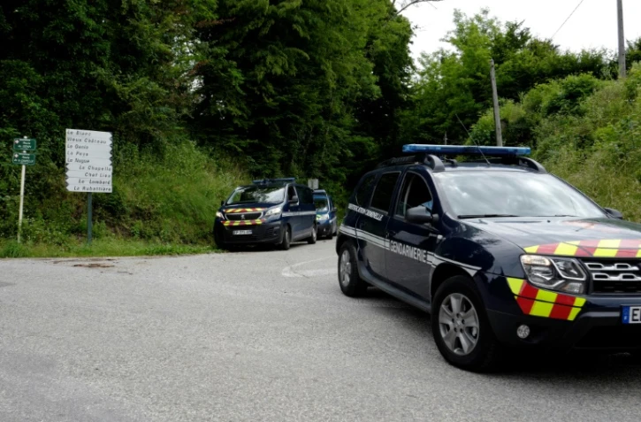 Des véhicules de gendarmerie près du domicile des parents de Nordahl Lelandais, le 6 juin 2018 à Domessin, en Savoie