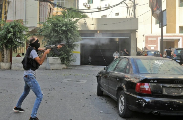 Un homme armé tire dans les rues de Beyrouth, le 14 ocotbre 2021 au Liban