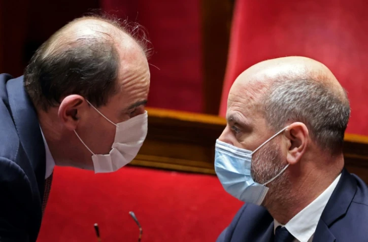 Le Premier ministre Jean Castex (g) et le ministre de l'Education nationale Jean-Michel Blanquer à l'Assemblée nationale à Paris le 11 janvier 2022